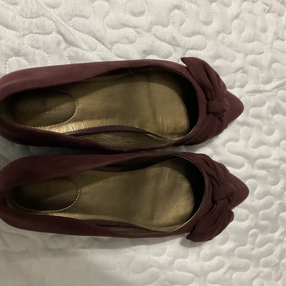 REDUCED TO SELL!BEAUTIFUL Bandolino burgundy suede wedges - Picture 4 of 5